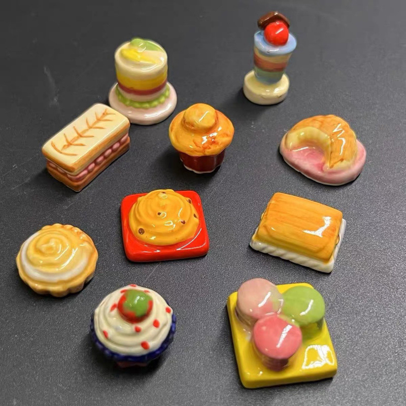 Ručno izrađene keramičke figurice, ručno obojane, stolne miniature za mikro krajolise