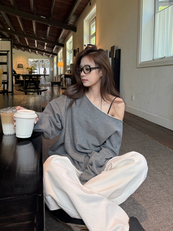 Superniniyy Tipsy Mi Lu off-shoulder i slanted-shoulder, opuštena silueta, dugi rukavi, sweatshirt-top