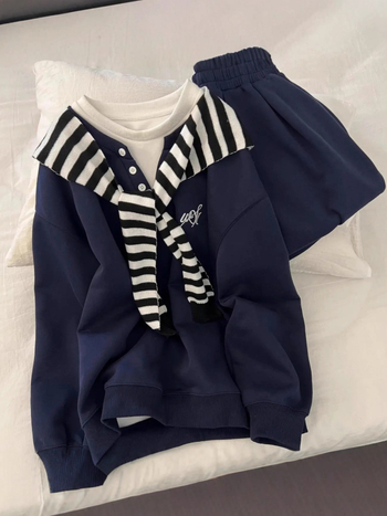 Tamno plavi trodjelni set: hoodie, trenirke sa širokim nogama i šalom – udoban sportski outfit za žene, jesen/zima