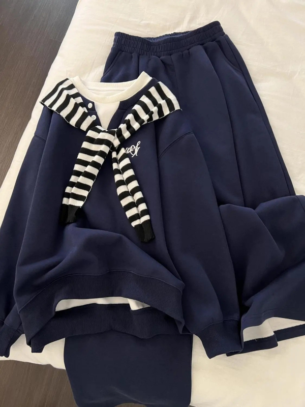 Tamno plavi trodjelni set: hoodie, trenirke sa širokim nogama i šalom – udoban sportski outfit za žene, jesen/zima