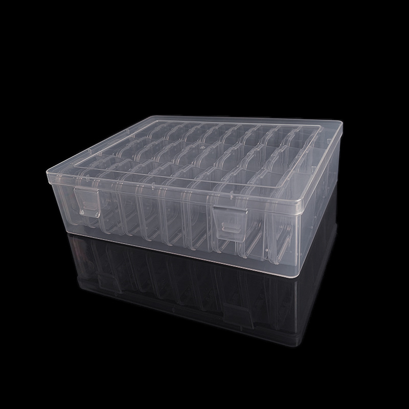 Plastična kutija s 30 pretinaca za perlice i voskaste granule, s poklopcem