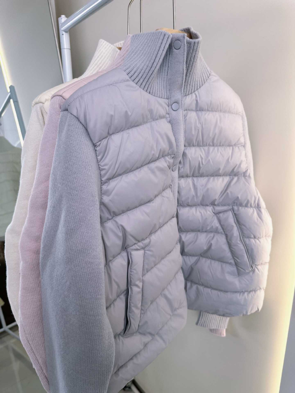 Geacă de damă cu mâneci tricotate, scurtă, ușoară, potrivită pentru circa 10°C, 90% puf de rață alb