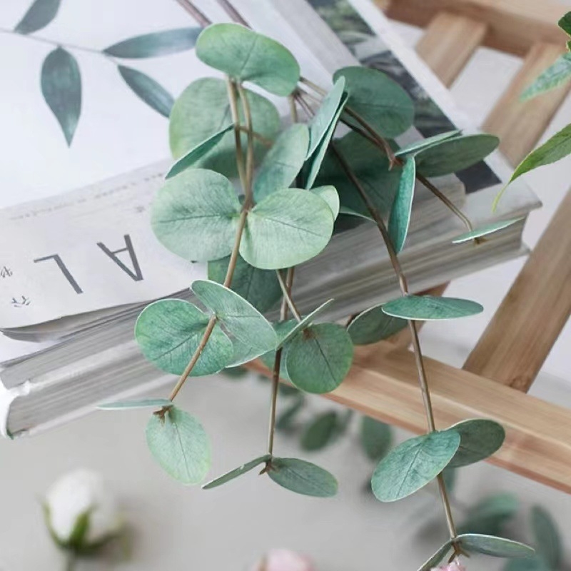 Verde artificial cu textură 3D a frunzelor de eucalipt, tijă PVC cu trei ramuri, înălțime 30–100 cm, pentru nunți, decor fotografic și amenajare de casă