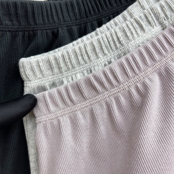 Pamukaste rebraste šorceve s elastičnim pojasom – ultra kratke, sportsko casual stil