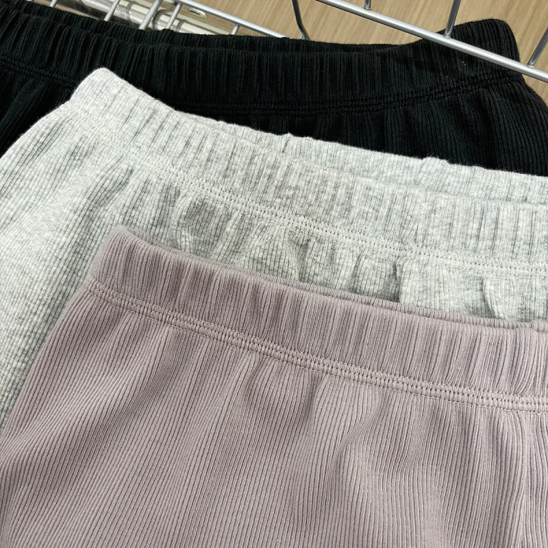 Pamukaste rebraste šorceve s elastičnim pojasom – ultra kratke, sportsko casual stil