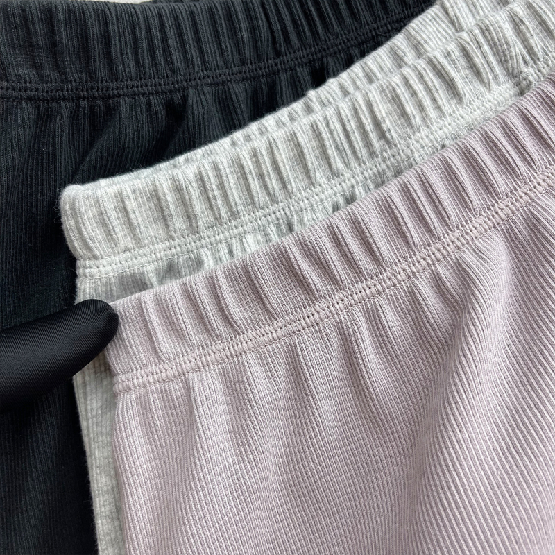 Pamukaste rebraste šorceve s elastičnim pojasom – ultra kratke, sportsko casual stil