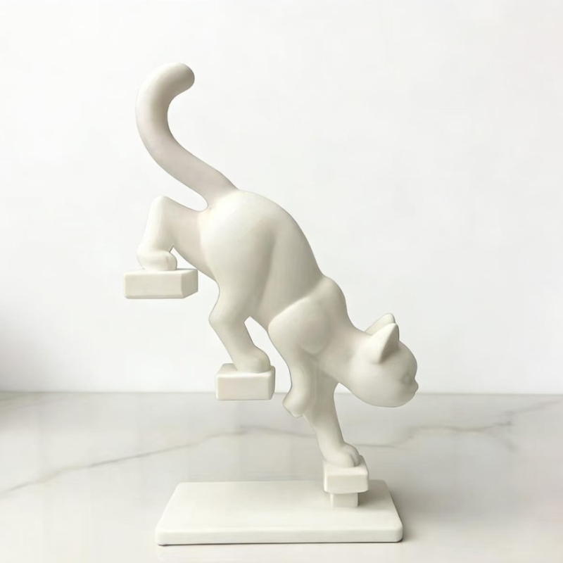 3D ispisano mače koje silazi niz stepenice, stolna ukrasna figurica, moderan apstraktan dekor dnevnog boravka