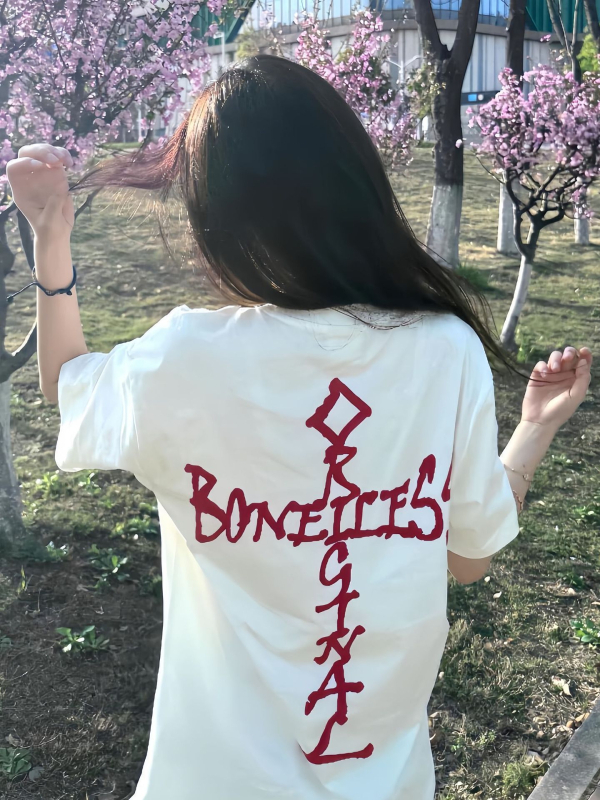 Ženski crni pamukasti T-shirt kratkih rukava, udoban kroj, okrugli izrez, anime otisak, gradski stil, ljeto 2025.