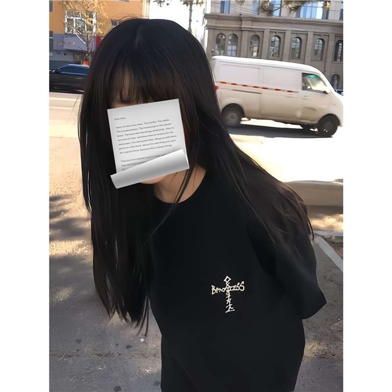 Ženski crni pamukasti T-shirt kratkih rukava, udoban kroj, okrugli izrez, anime otisak, gradski stil, ljeto 2025.