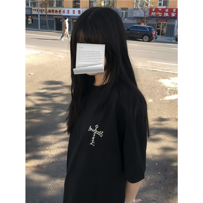 Ženski crni pamukasti T-shirt kratkih rukava, udoban kroj, okrugli izrez, anime otisak, gradski stil, ljeto 2025.