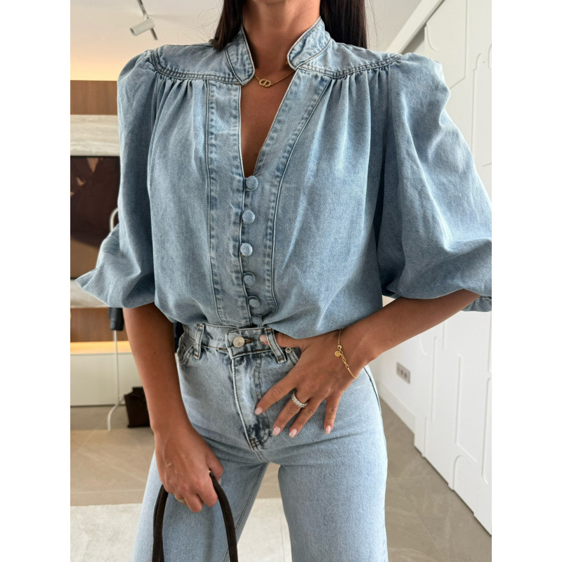 Denim košulja s V izrezom, lantern rukavima, jednobojna, slobodan kroj, kratka duljina 40–50 cm, jesen 2025, street hipster stil