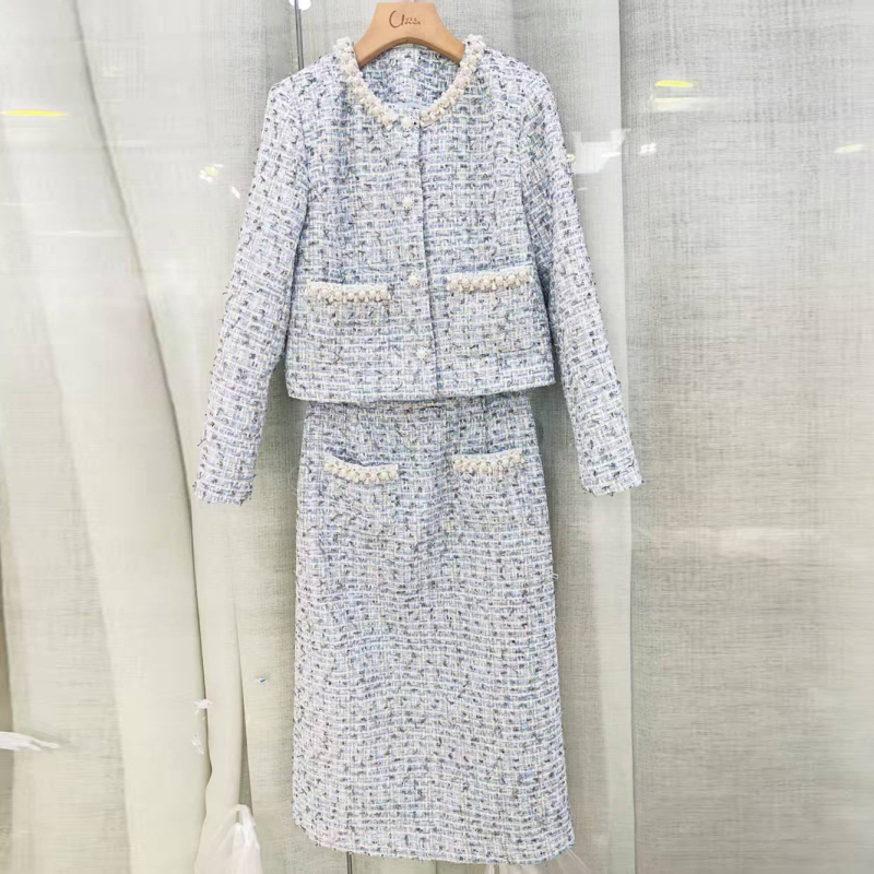 Γυναικείο tweed σακάκι με χάντρες γύρω από τον στρογγυλό λαιμό και μακριά μανίκια, σετ με φούστα pencil που αγκαλιάζει τη σιλουέτα