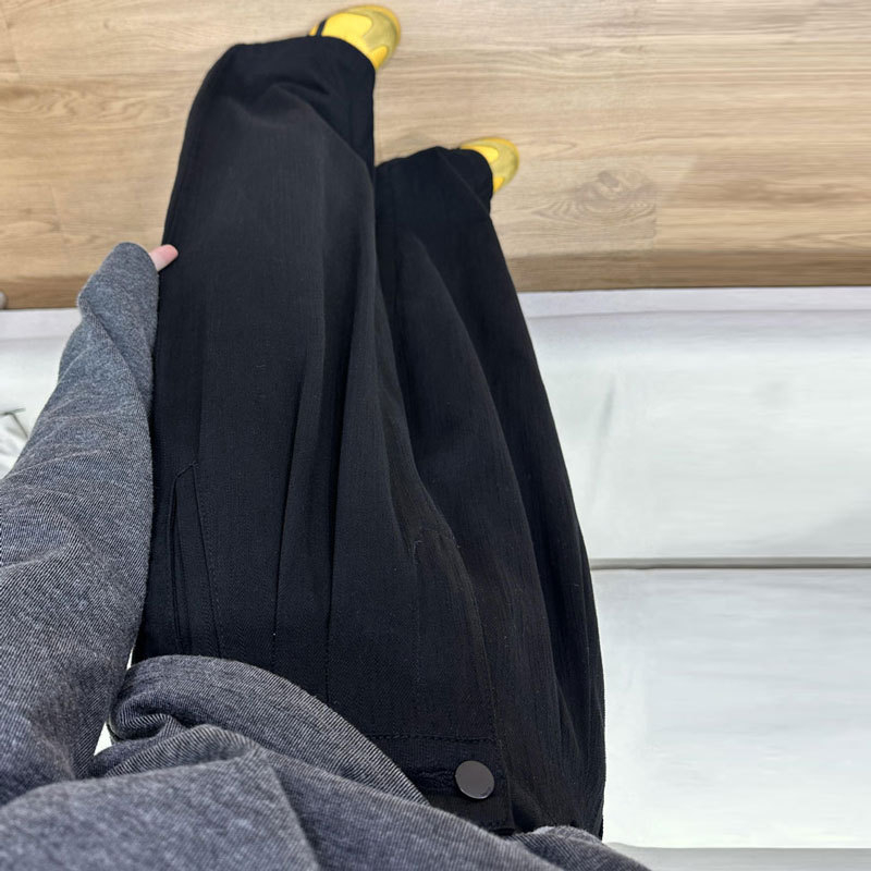 Plus-size crne teksturirane plisirane traperice sa širokim nogavicama, visokim strukom, ležernog kroja, do poda, za žene s kruškolikim tijelom