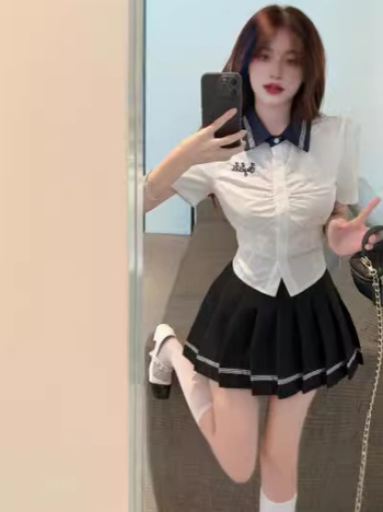 JK stil svečani set odijela s kontrastnim bojama, vitka silueta, košulja s kratkim rukavima i plisirana suknja visokog struka, profesionalni uniformni set
