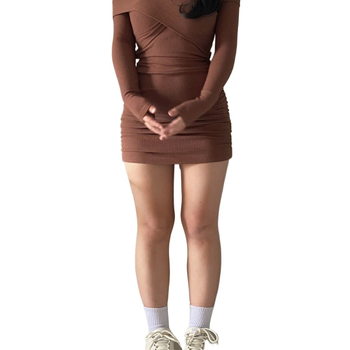Crvena plus-size bodycon haljina s dugim rukavima, izrez na ramenu (off-shoulder), naglašena linija struka