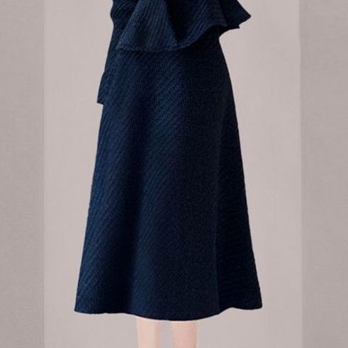 Plavi kostim sa suknjom i sako u tweed stilu, jesen 2025, elegantan dvodijelni set