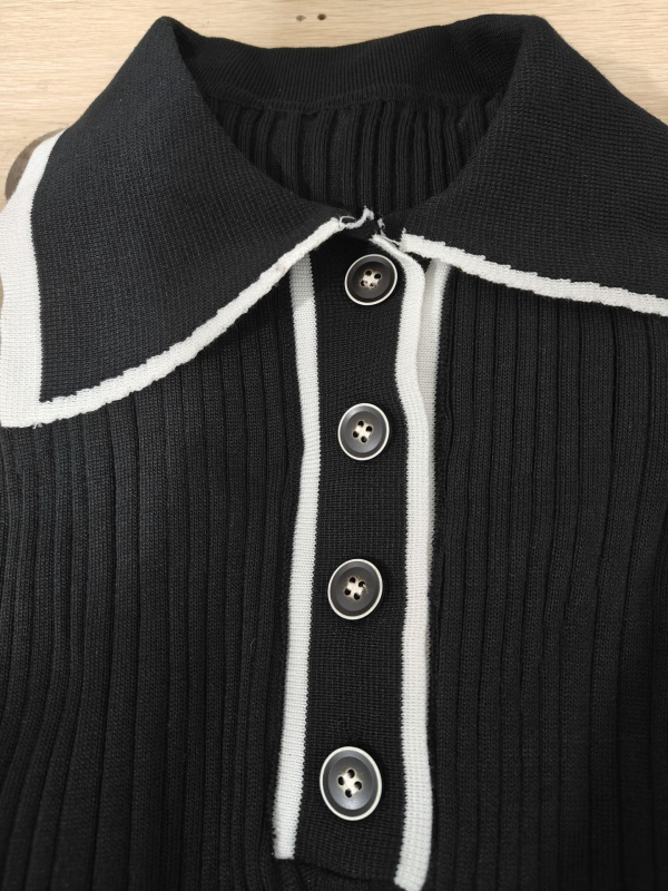 FF1384 Seksi pletena haljina s otvorenim ovratnikom, elegantna midi duljina, kontrast boja rever, dugi rukavi, uska silueta
