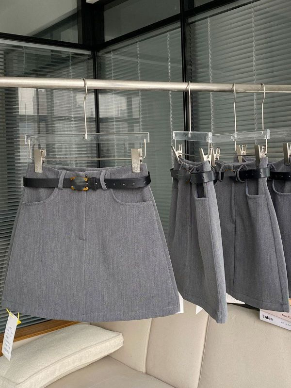 Senna inspirirana Miu-stilom, premium A-linijska mini suknja, visokim strukom, vizualno vitka, siva, za žene