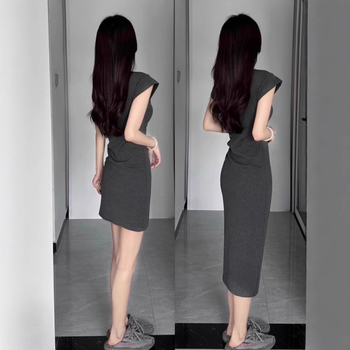 Slim-fit haljina s U-dekolteom, naglašenim strukom, silueta uz bokove, kratki lepršavi rukavi, pamučno-viskozni miks, ljeto 2025.
