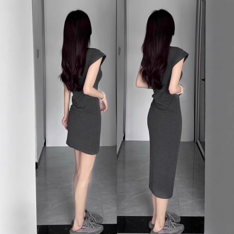 Slim-fit haljina s U-dekolteom, naglašenim strukom, silueta uz bokove, kratki lepršavi rukavi, pamučno-viskozni miks, ljeto 2025.