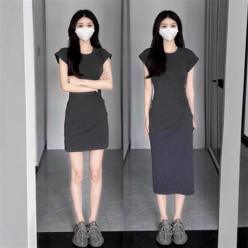 Slim-fit haljina s U-dekolteom, naglašenim strukom, silueta uz bokove, kratki lepršavi rukavi, pamučno-viskozni miks, ljeto 2025.