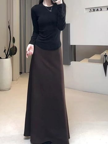 Crna A-linijska suknja za žene, inspirirana Hepburn stilom, visokim strukom, drapiran siluetu, srednje duljine, elegantna.