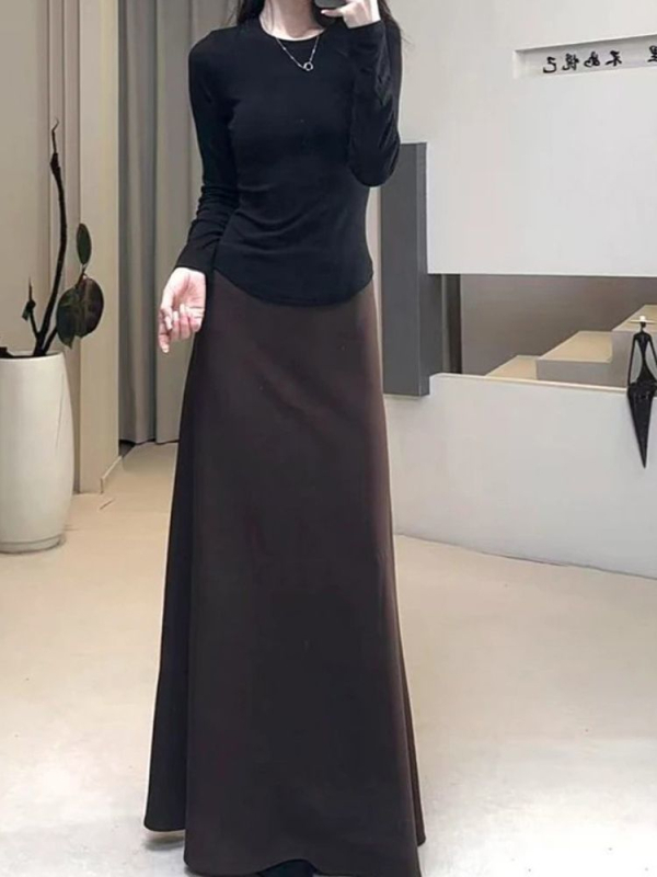 Crna A-linijska suknja za žene, inspirirana Hepburn stilom, visokim strukom, drapiran siluetu, srednje duljine, elegantna.