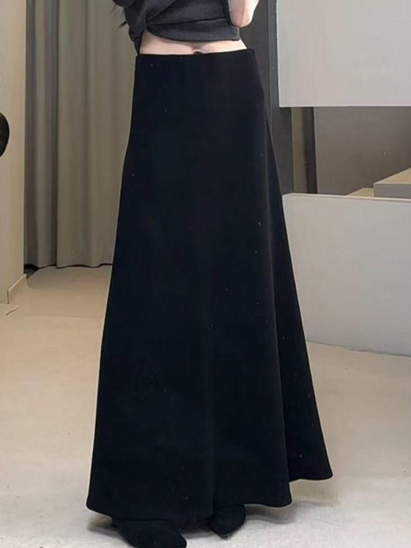 Crna A-linijska suknja za žene, inspirirana Hepburn stilom, visokim strukom, drapiran siluetu, srednje duljine, elegantna.