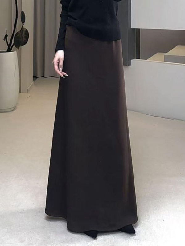 Crna A-linijska suknja za žene, inspirirana Hepburn stilom, visokim strukom, drapiran siluetu, srednje duljine, elegantna.
