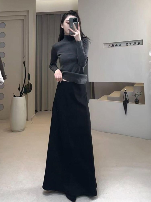 Crna A-linijska suknja za žene, inspirirana Hepburn stilom, visokim strukom, drapiran siluetu, srednje duljine, elegantna.