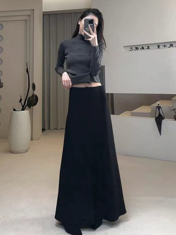 Crna A-linijska suknja za žene, inspirirana Hepburn stilom, visokim strukom, drapiran siluetu, srednje duljine, elegantna.
