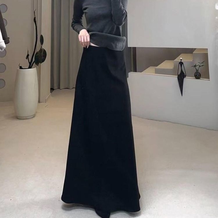 Crna A-linijska suknja za žene, inspirirana Hepburn stilom, visokim strukom, drapiran siluetu, srednje duljine, elegantna.