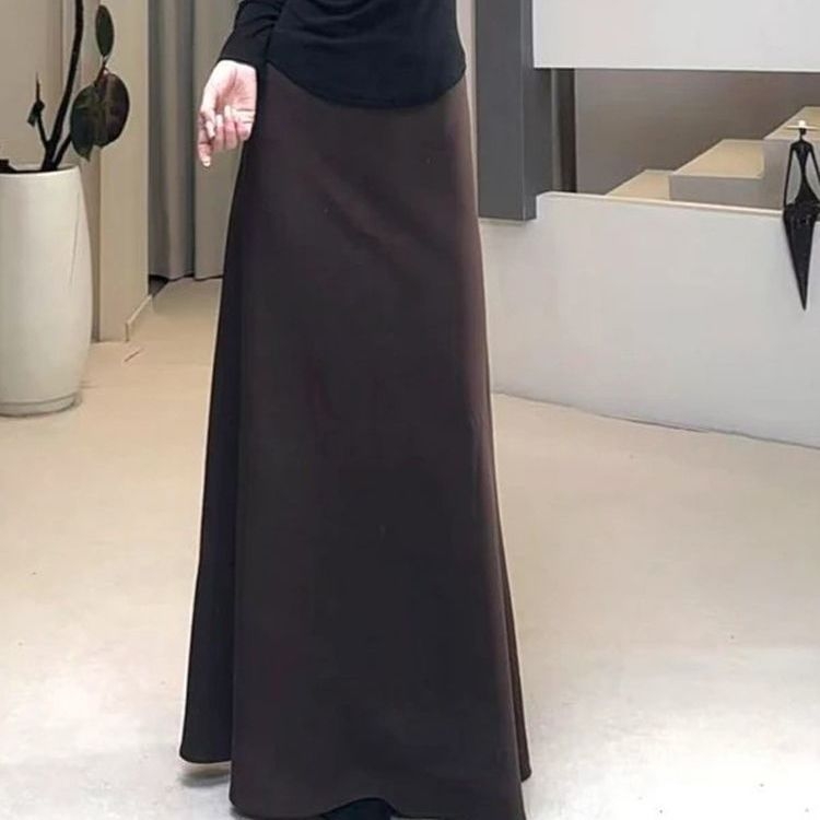 Crna A-linijska suknja za žene, inspirirana Hepburn stilom, visokim strukom, drapiran siluetu, srednje duljine, elegantna.