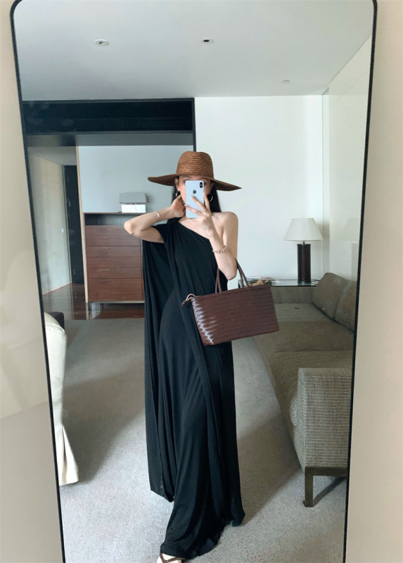 Duga bijela haljina za odmor na plaži, bez rukava, s ramom u spoju i kosim ramenom, elegantna, francuski stil old-money.