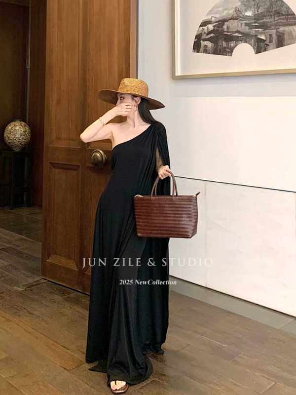Duga bijela haljina za odmor na plaži, bez rukava, s ramom u spoju i kosim ramenom, elegantna, francuski stil old-money.