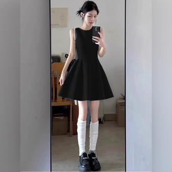 Haljina u Hepburn stilu, s naglašenim strukom, bez rukava, A-linijskog kroja, kratka crna haljina