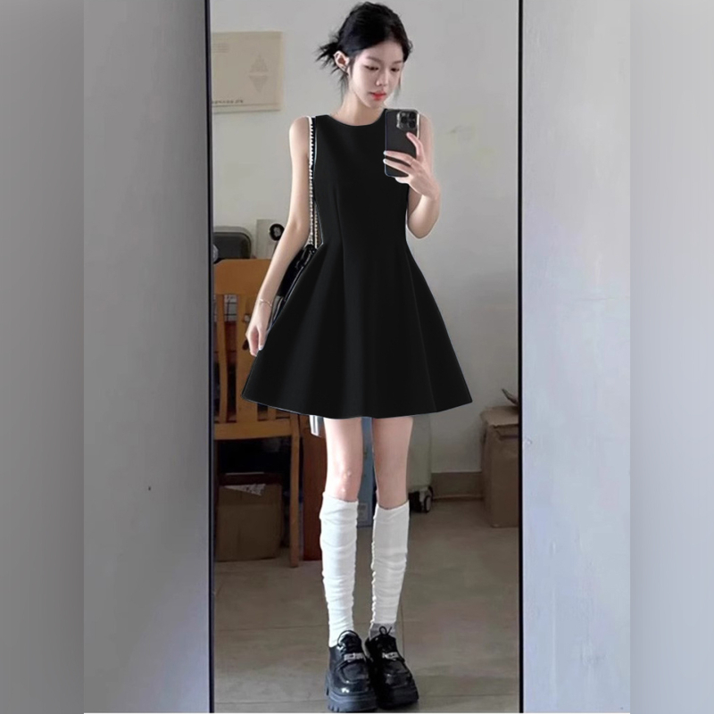 Haljina u Hepburn stilu, s naglašenim strukom, bez rukava, A-linijskog kroja, kratka crna haljina