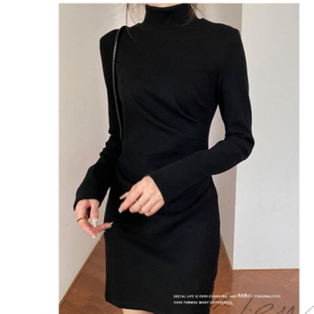Francuski stil ženske društvene haljine s visokim ovratnikom, jesen-zima, elegantna naborana tekstura, uski kroj, naglašeni pojas, bodycon haljina