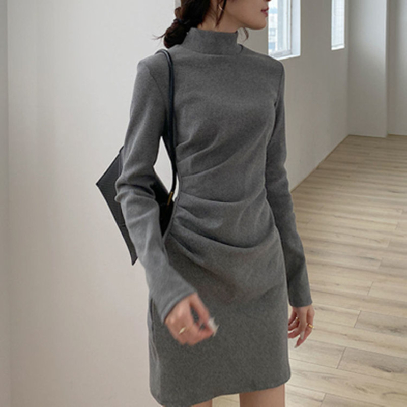 Francuski stil ženske društvene haljine s visokim ovratnikom, jesen-zima, elegantna naborana tekstura, uski kroj, naglašeni pojas, bodycon haljina