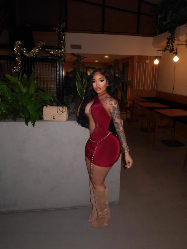Φόρεμα bodycon με δαντελένια διακόσμηση και διακοσμητικά cut-out, halter neck, κοντό μήκος