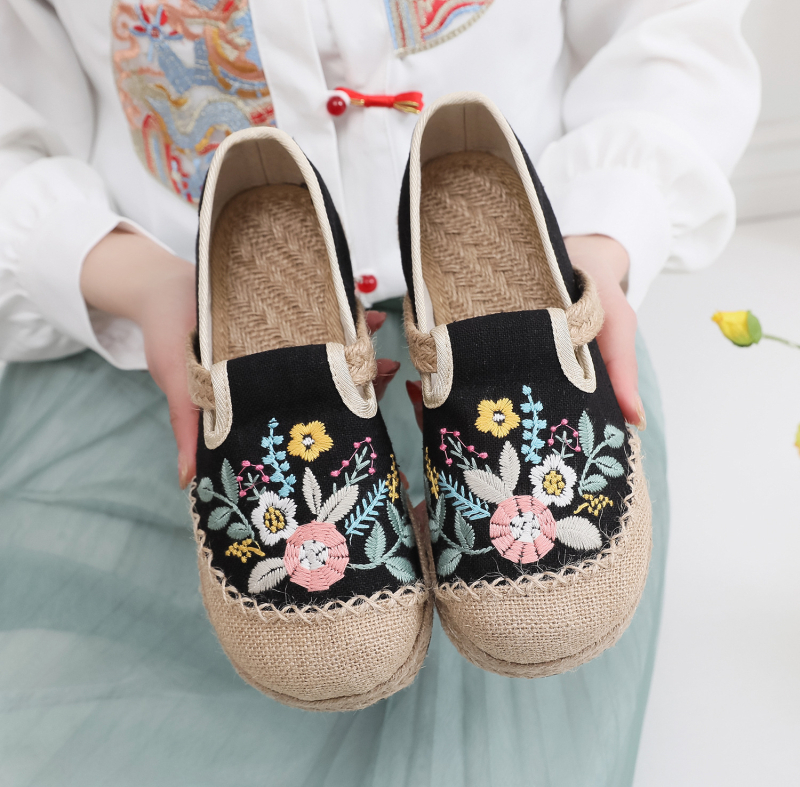 Ženske platnene cipele s izvezenim dezenom, slip-on, okrugla špička, etno stil