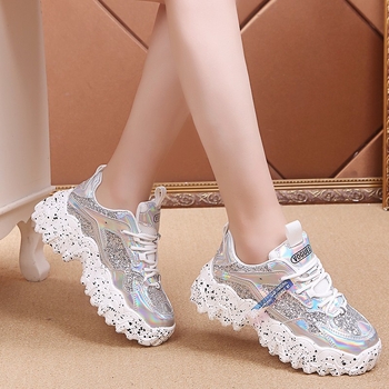 Γυναικείες παπούτσια τύπου dad shoes σε κορεατικό στυλ, άνοιξη 2026, πλατιά σόλα με σχέδιο χιονονιφάδων и παγιέτες