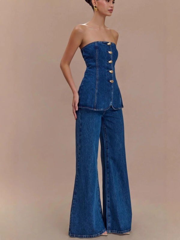 Ženski denim set: top s kopčama i izloženim ramenima te ravne traperice