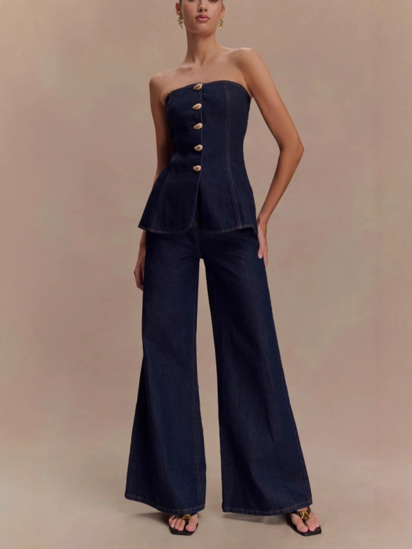 Ženski denim set: top s kopčama i izloženim ramenima te ravne traperice