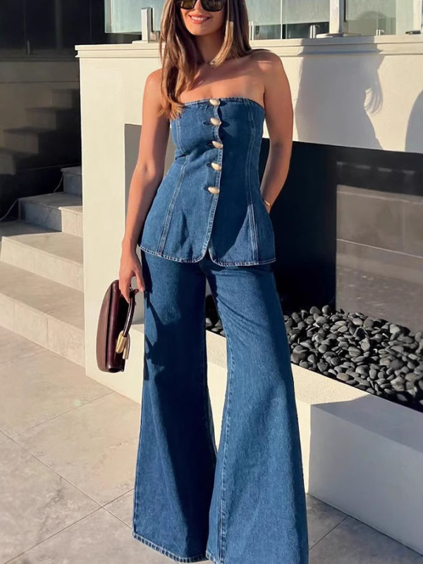 Ženski denim set: top s kopčama i izloženim ramenima te ravne traperice