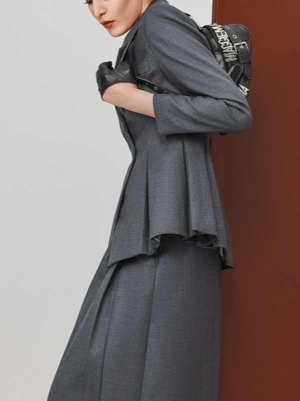 Elegantni uski kostim sa suknjom i sakoom, trench stil za sve sezone