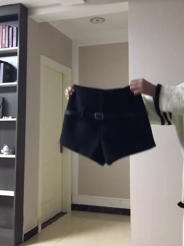 Crni ženski dvodjelni kostim: kratki sako i kratke hlače, zimska elegancija, retro stil.