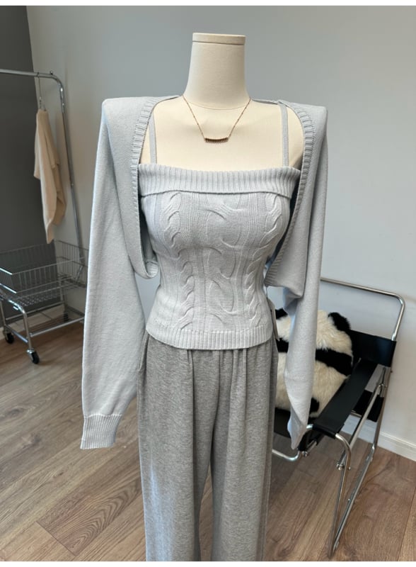Dva komada pleteni set: top s trakama i dugi kardigan sa šalom