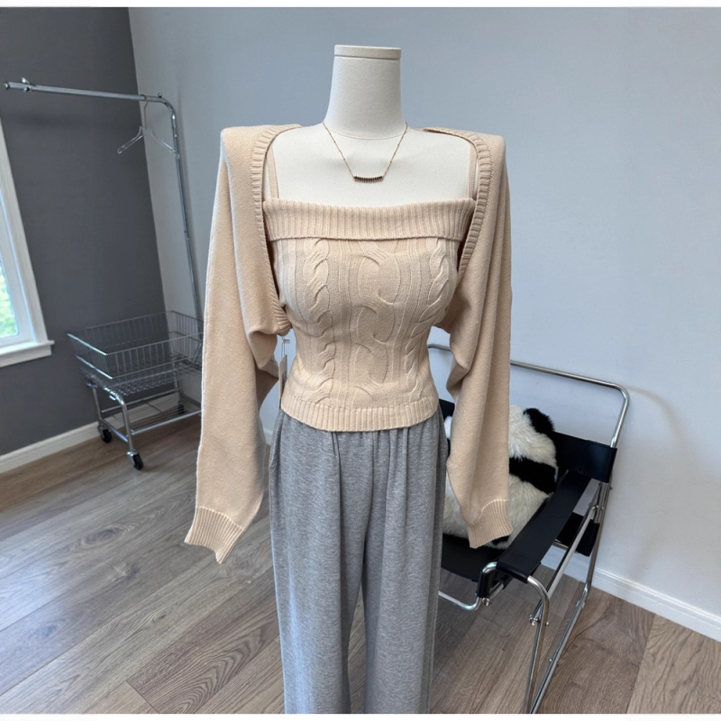 Dva komada pleteni set: top s trakama i dugi kardigan sa šalom