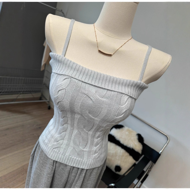 Dva komada pleteni set: top s trakama i dugi kardigan sa šalom